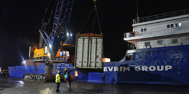 Rusya'dan depremzedeler için gönderilen yardım malzemelerini taşıyan gemi Ordu'ya geldi