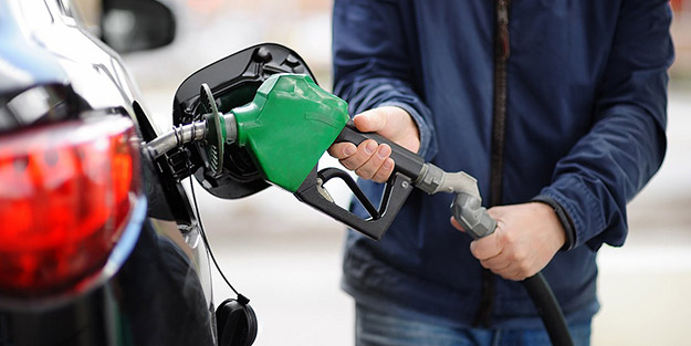 Rusya'dan ucuza petrol alınıyor ama akaryakıt fiyatları düşmüyor! Ünlü isim 'Allah emri değil' diyerek önemli detayı açıkladı