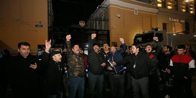 Rusya'nın İstanbul Başkonsolosluğu önünde protesto