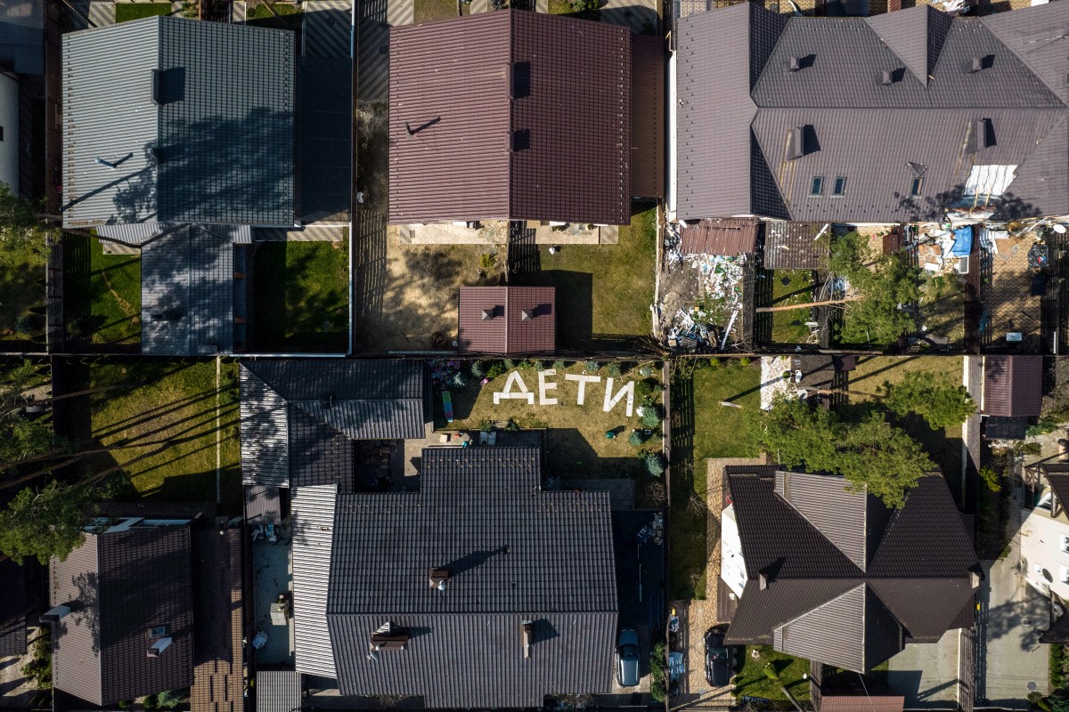 Rusya'nın saldırılarında korunmak için bahçeye 'çocuklar var' yazdılar