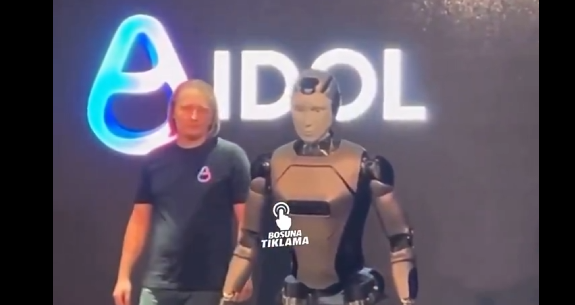 Rusya’nın yapay zekalı robotu tanıtımda yere kapaklandı! Sosyal medyada alay konusu oldu