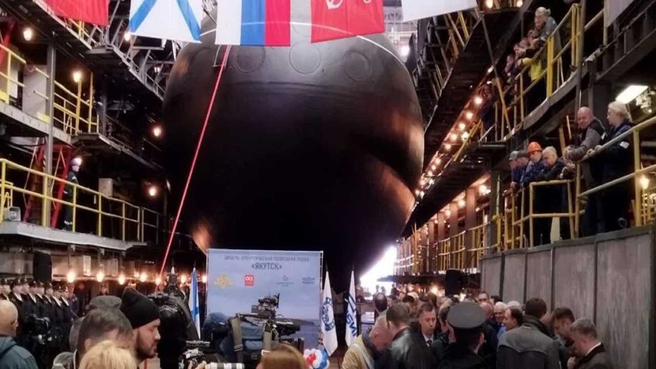 Rusya’nın yeni denizaltısı suya indirildi!