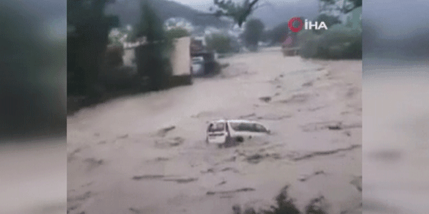 Rusya'yı sel vurdu