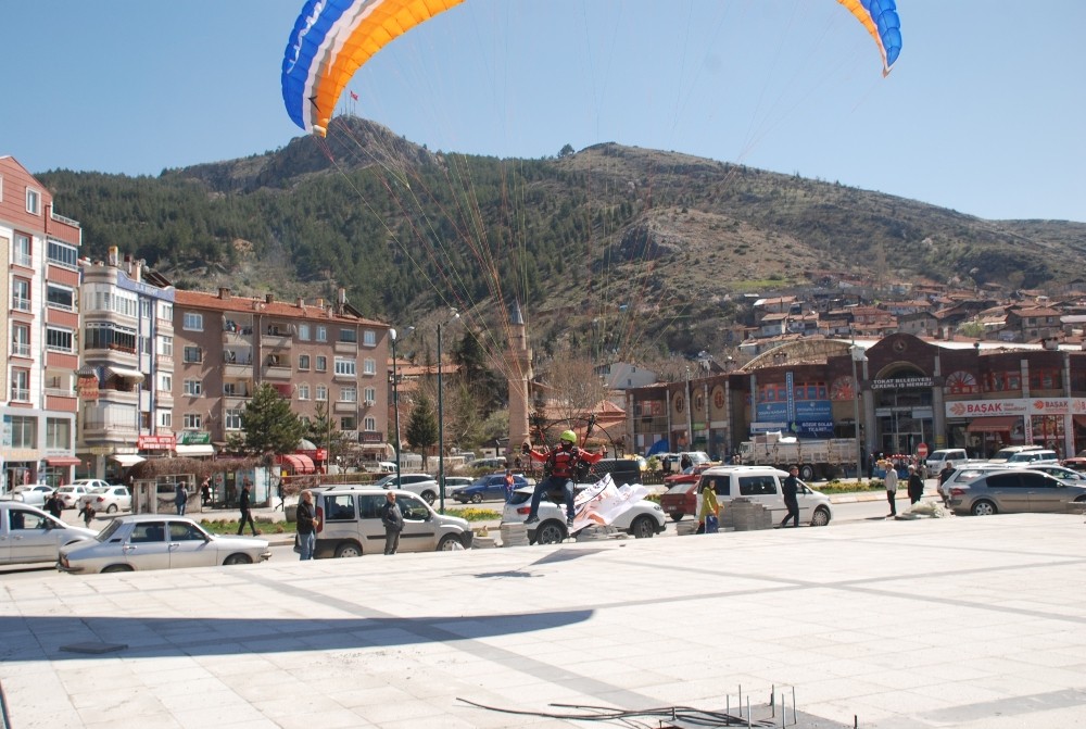 Rüzgar bir anda yön değiştirince sert iniş yapmak zorunda kaldı - Yeni Akit