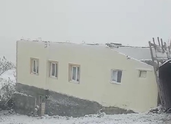 Rüzgar caminin çatısını uçurdu