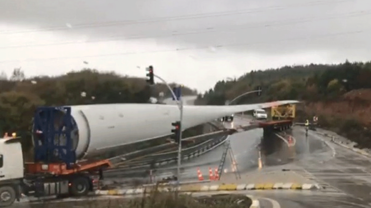 Rüzgar gülü kanadı taşıyan tır devrildi! Fabrika ve dama zarar verdi