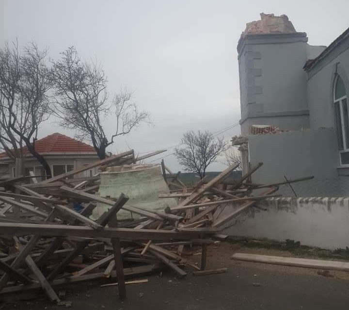 Rüzgar nedeniyle caminin minaresi yıkıldı 