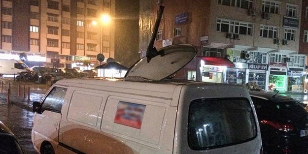 Rüzgara dayanamayan çanak anten otomobilin üzerine düştü
