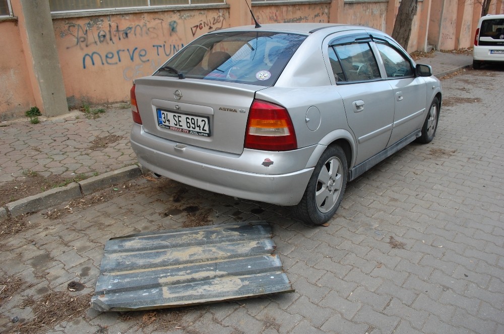 Rüzgarda fırlayan çatı parçası, otomobile çarptı 