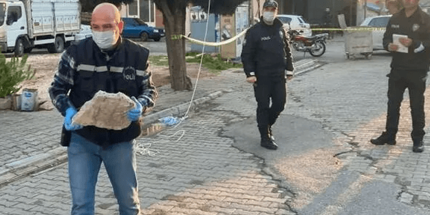 Rüzgarda savrulan 10 kiloluk taş kadının başına düştü!