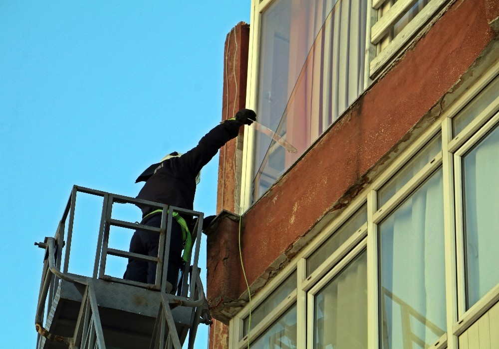 Rüzgardan kırılıp kaldırıma düşen cam kırıkları esnaf ve vatandaşları korkuttu 