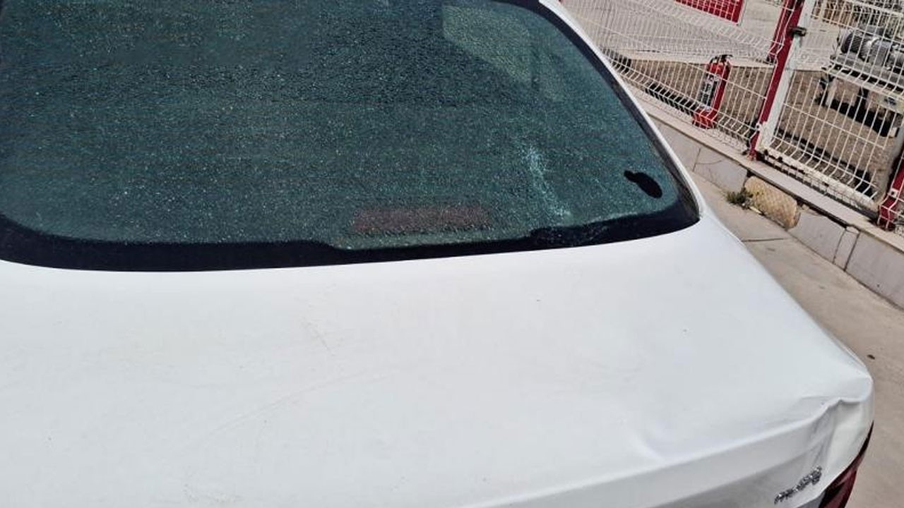 Rüzgarın uçurduğu sac otomobilin camını kırdı! O anlar kamerada