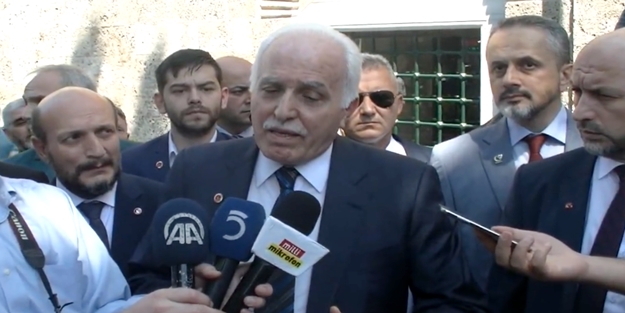 Saadet Lideri Kamalak, Bursa Ulu Camii önünde basın açıklamasında bulundu