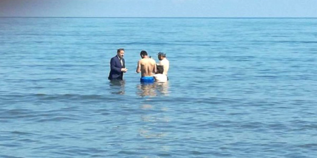 SP’li aday takım elbiseyle denize girdi!