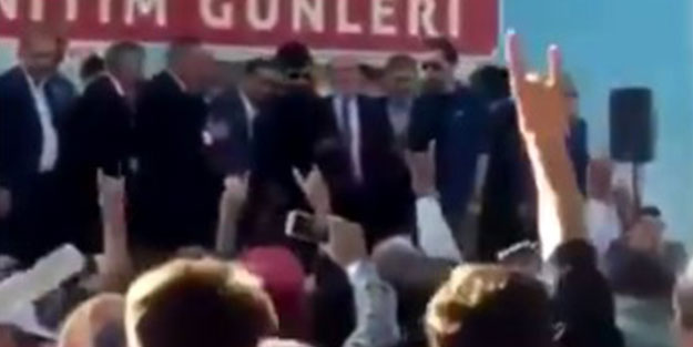 Saadet Partisi Lideri Temel Karamollaoğlu'nu protesto ettiler! 'Yuhalayıp sahneden indirdiler'