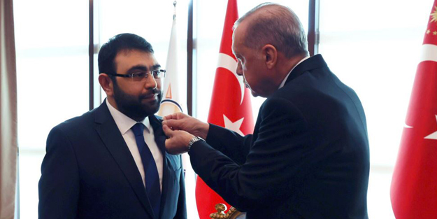 Saadet Partisi'ne AK Parti şoku! Eski SP'li Başkan'ın rozetini Cumhurbaşkanı Erdoğan taktı