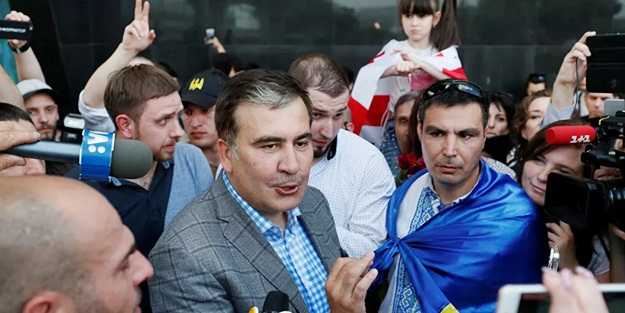 Saakaşvili'ye Yunanistan'da yumruklu saldırı