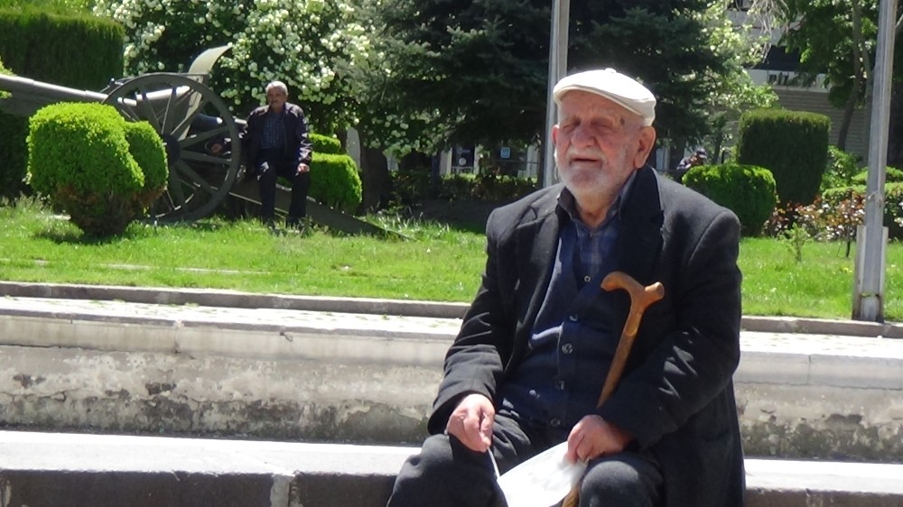 Saat 11.00’de yaşlılar soluğu parklarda aldı 