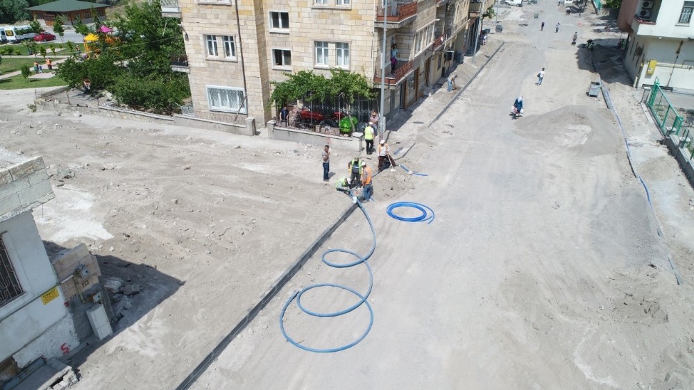 Saatçi Hoca Caddesi’nde sıcak asfalt serimi için hazırlıklar sürüyor 