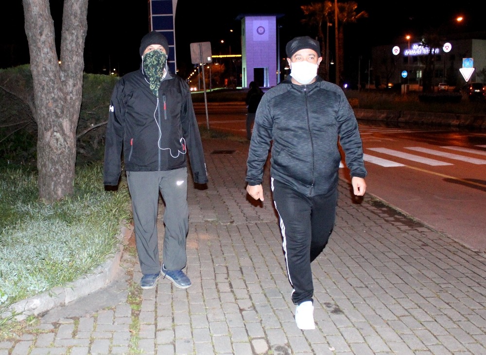 Saatin geç olmasına aldırmadan oraya hücum ettiler 