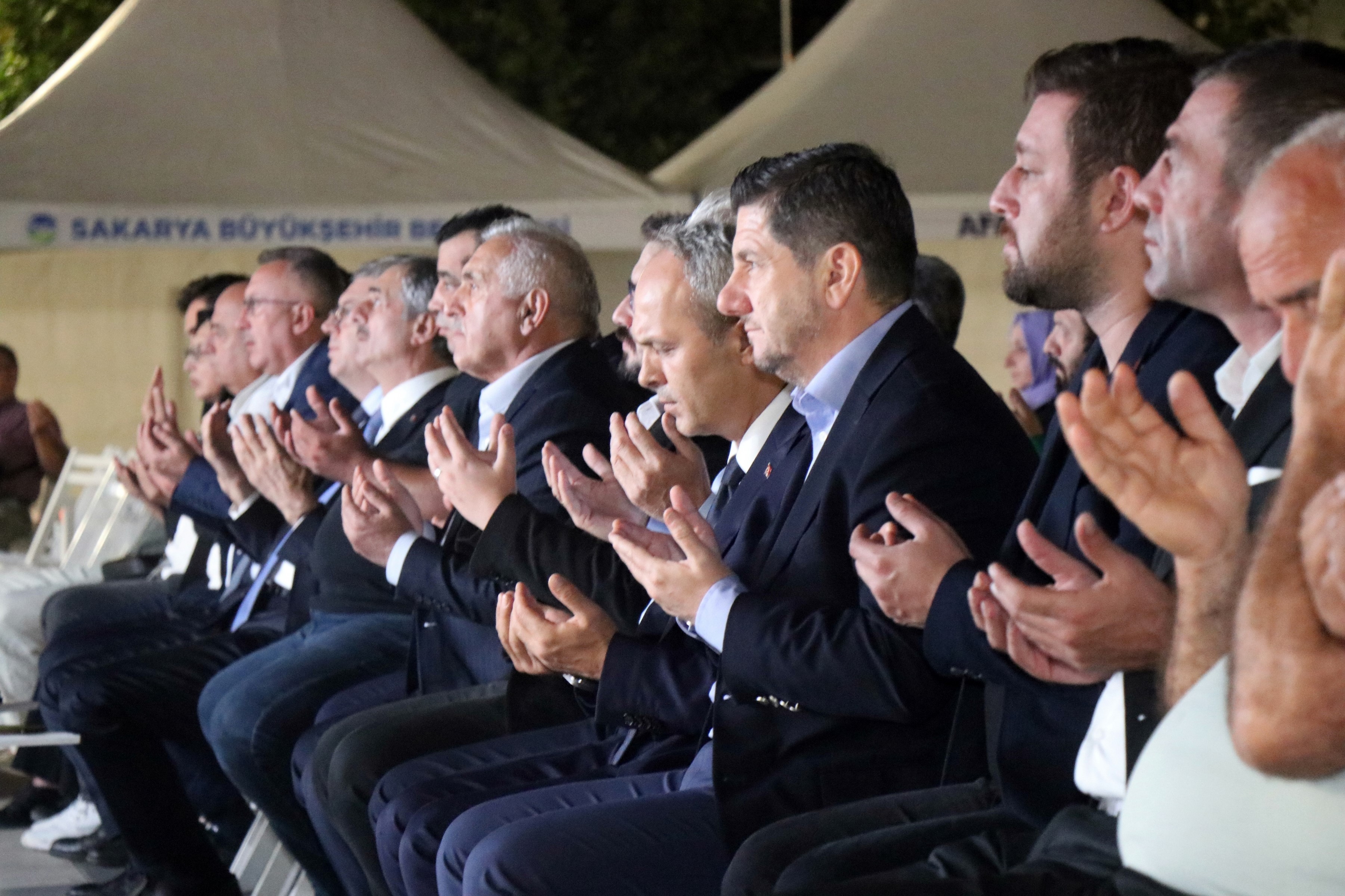 Saatler 03.02’de eller semaya açıldı