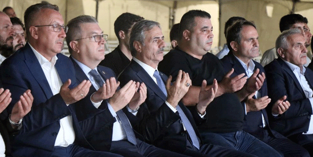 Saatler 03.02’de eller semaya açıldı