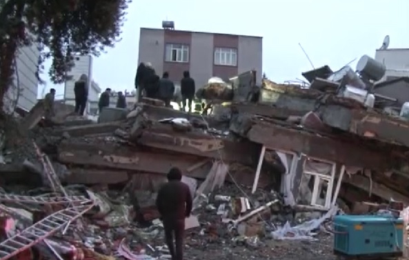 Saatler geçmek bilmiyor! Enkaz başında gözyaşlarıyla bekliyorlar