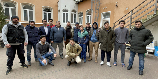 Saatlerce bekletilen Ukraynalı mültecilere caminin kapılarını açtılar