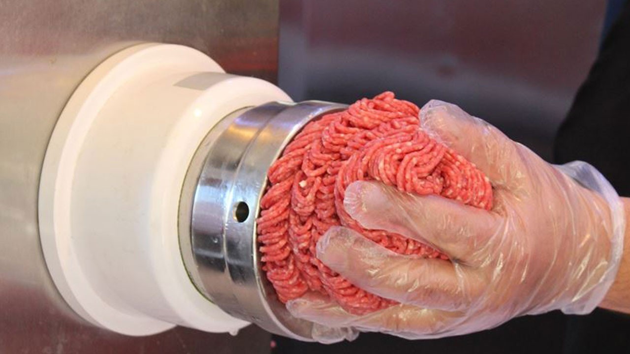 Saatlerce kuyrukta beklediler! Kıyma 599 liraya düşünce izdiham yaşandı