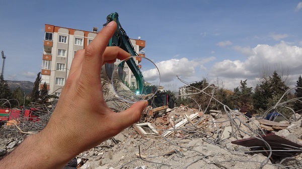 Saatlerce tek tek aradı | Enkazdan camları bakın ne için topladı!