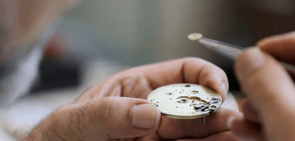 "Saatlerin doktoru" Türkiye’deki camilerde Osmanlı’dan kalan antika saatleri onarmayı hedefliyor