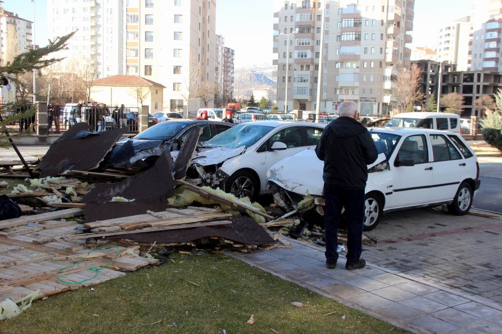Saatte 110 kilometre hıza ulaşan rüzgar Kayseri’yi savaş alanına çevirdi 