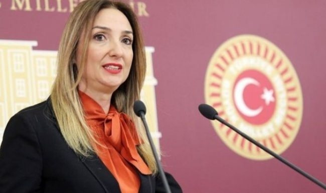 Sabah namazı, Aylin Nazlıaka'yı rahatsız etti!