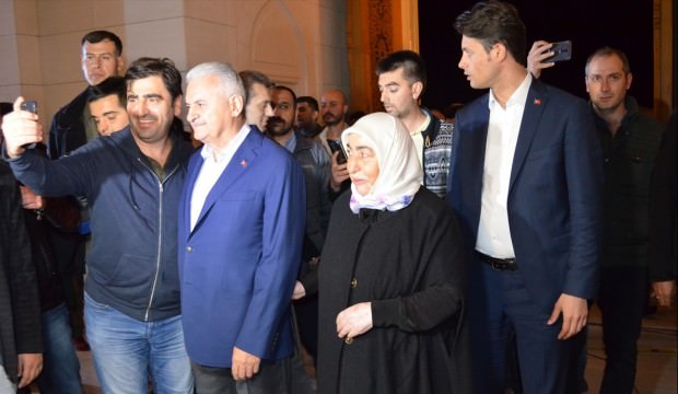Binali Yıldırım'a sabah namazı çıkışı yoğun ilgi