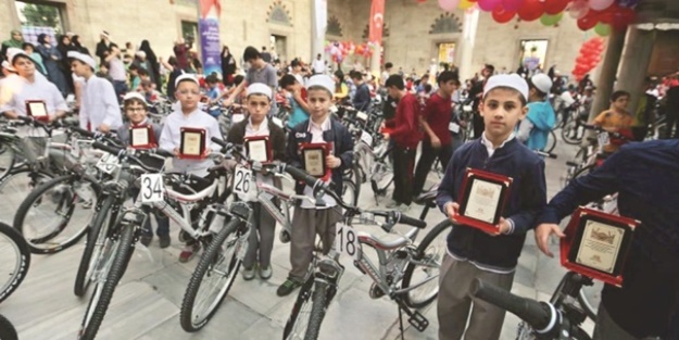 Sabah namazı kılan çocuklara bisiklet hediyesi