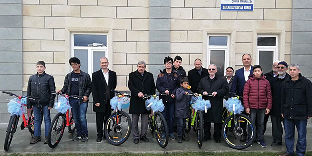 Sabah namazına gelen çocuklara bisiklet