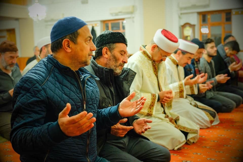 Sabah namazında eller semaya şehitler için açıldı 