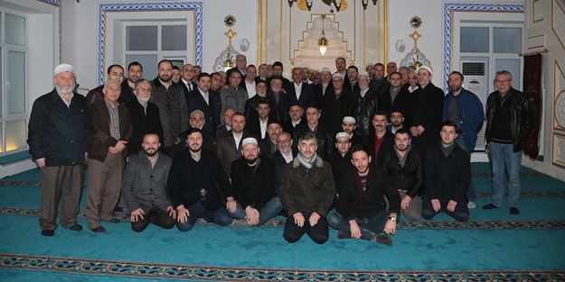 Sabah namazında gençlerle bir araya gelen başkan