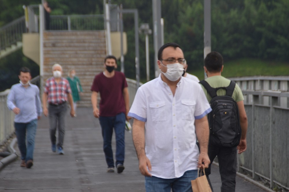 Sabah saatlerinde E-5 Karayolu ile metrobüs duraklarında araç ve vatandaş yoğunluğu yaşanıyor 