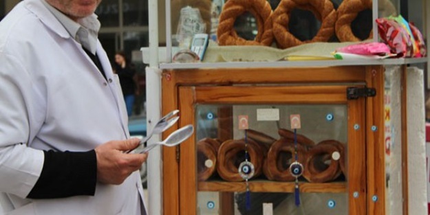 Sabah simitçi öğlen iş adamı oluyor