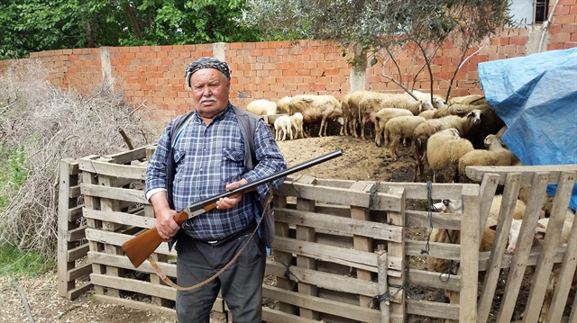 Sabaha kadar tüfekle nöbet tutuyorlar