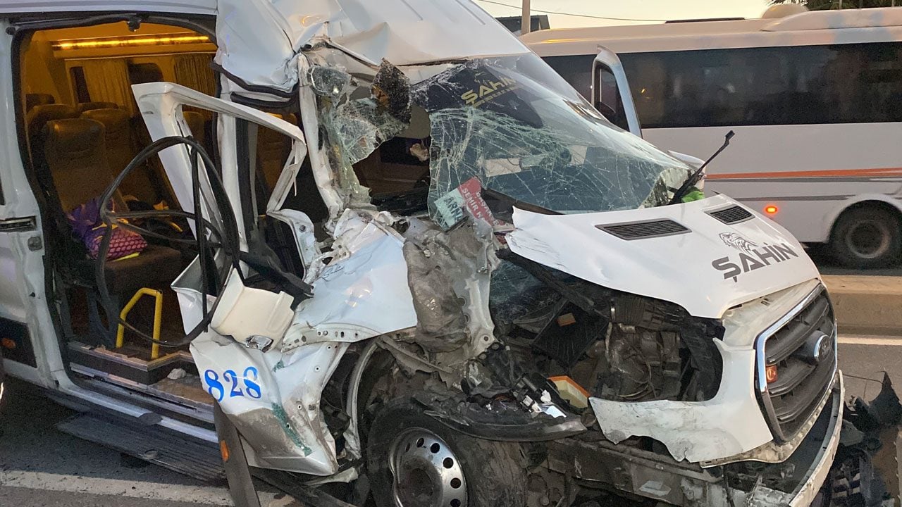 Sabahın ilk ışıklarında feci kaza! İşçi servisi hafriyat kamyonuna çarptı