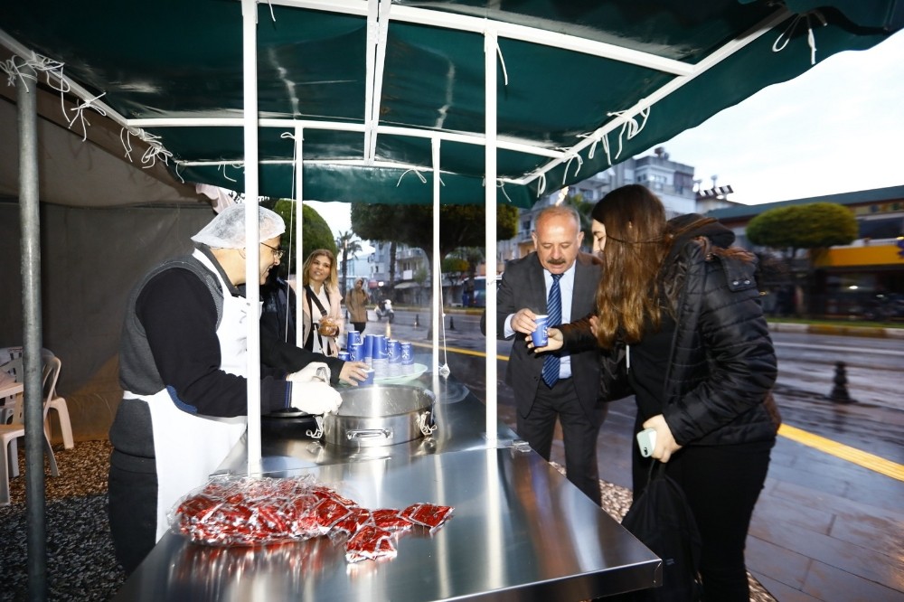 Sabahın ilk ışıklarında vatandaşa ve öğrenciye sıcak çorba 