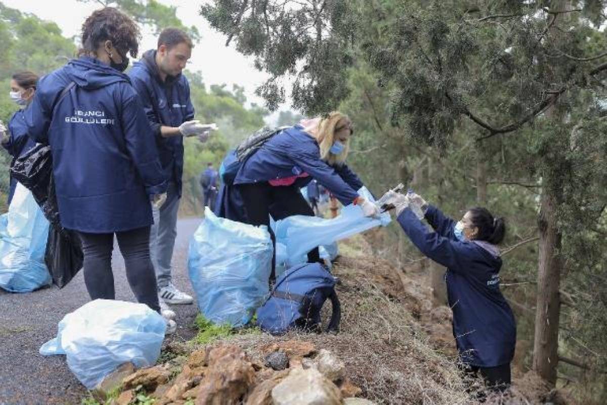 Sabancı Holding gönüllüleri Büyükada'yı temizledi