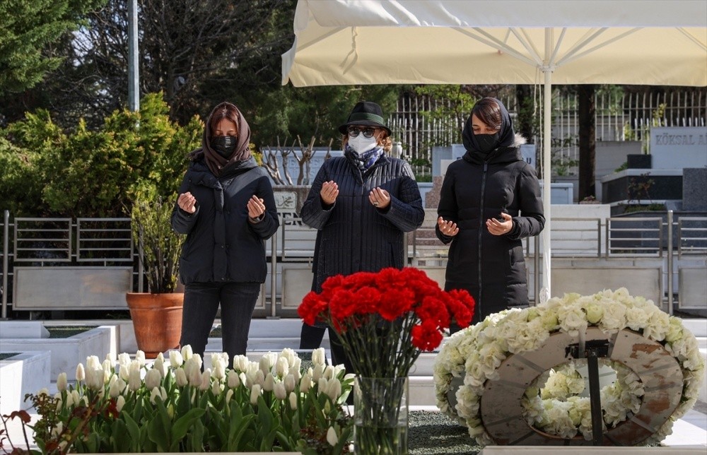 Sabancı kabri başında anıldı