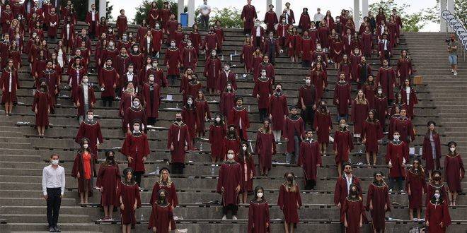 Sabancı Üniversitesi’nin mezunları sağlık çalışanlarını ayakta alkışladı
