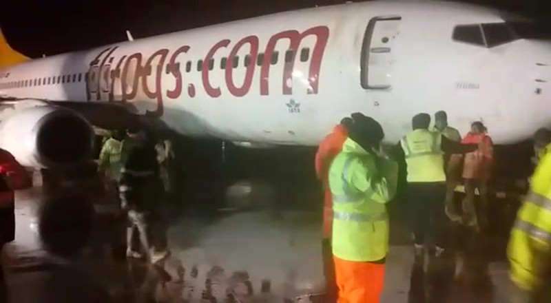 Sabiha Gökçen’de çamura saplanan uçak böyle kaldırıldı 