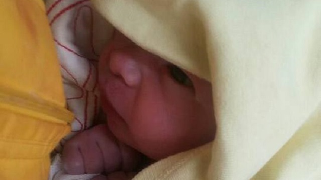 Sabırsız bebek yolda doğdu