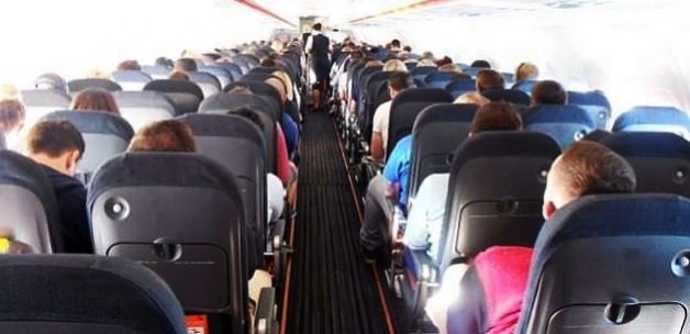 Sabırsız yolcu hostesi hastanelik etti!