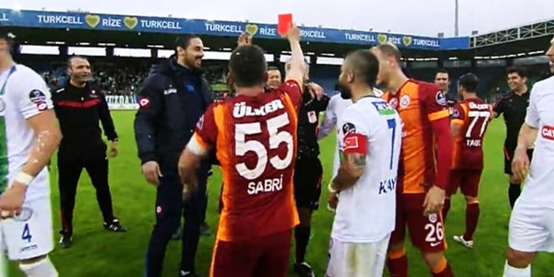 Sabri hakemi oyundan attı